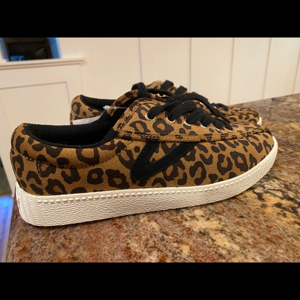 NEW Tretorn Leopard print women’s sneaker 6.5M